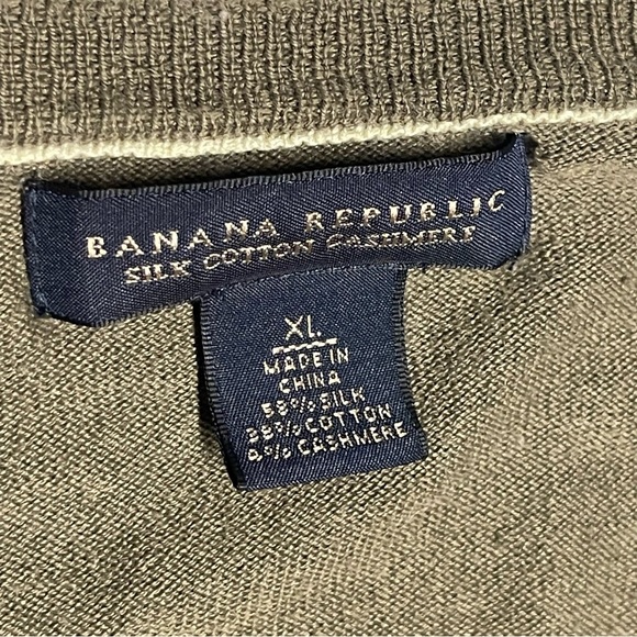 Banana Republic Men's Khaki V-Neck Sweater - Picture 6 of 9